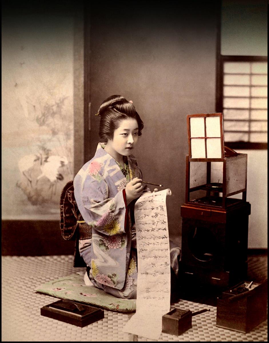 明治期、筆で手紙を書く女性の彩色写真